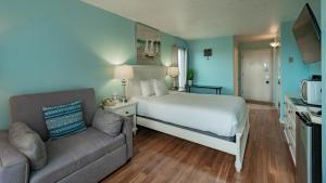 新港英巴卡迪诺度假村的酒店客房,配有床和沙发