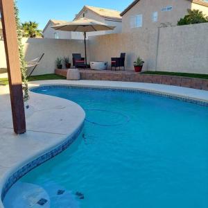 拉斯维加斯New beautifully remodeled home in Las Vegas的一座大蓝色游泳池,位于房子前