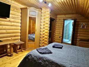 米戈韦Gostynniy Dvir Коттеджи的一间卧室配有一张床、一张书桌和一台电视