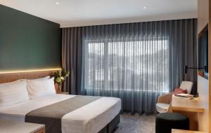 罗托鲁瓦Rydges Rotorua的酒店客房设有床和窗户。