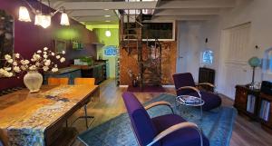 彼得比伦Wonderland的客厅配有木桌和紫色椅子