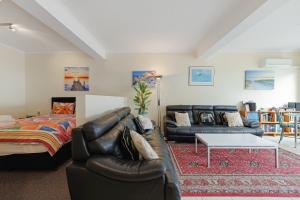 圣雷莫黑海豚海滨公寓的客厅配有沙发和1张床