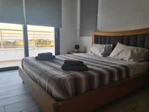 拉基Eva Luxury Villa的一间卧室配有一张大床和两条毛巾