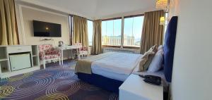巴库Qala Hotel的酒店客房设有一张床和一个大窗户