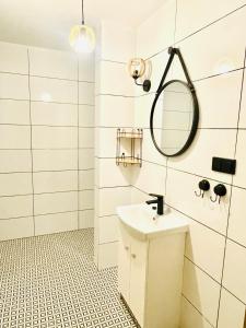 斯托尼拉斯奇GÓRSKA CISZA - Apartamenty的一间带水槽和镜子的浴室