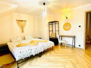 斯托尼拉斯奇GÓRSKA CISZA - Apartamenty的一间卧室配有一张床和一张书桌