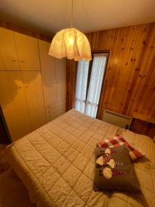 阿帕里卡Casa Cedrone的一间卧室配有一张床和一个吊灯