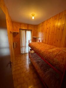 阿帕里卡Casa Cedrone的一间卧室设有两张床和窗户。