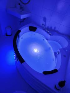 Ruda na MoravěZámek Ruda nad Moravou的浴室设有蓝色灯光浴缸。