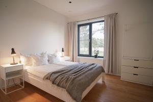 Maasika Villa的白色的卧室设有床和窗户