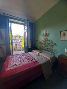 都灵Appartamento sotto la Mole Antonelliana的一间卧室设有一张床和一个窗口
