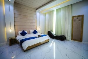 利雅德Arjan Park Resorts的一间卧室配有一张大床和镜子