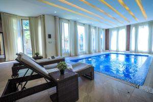 利雅德Arjan Park Resorts的客厅设有大型游泳池及窗户