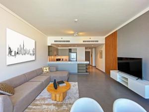 迪拜Modern Urban 3 bedroom apartment Dubai Creek Harbour的客厅配有沙发和桌子