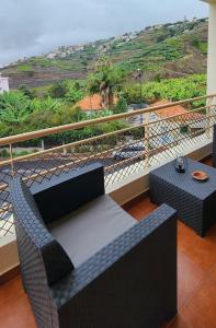 丰沙尔Formosa Sunset的阳台设有沙发和桌子,享有美景。