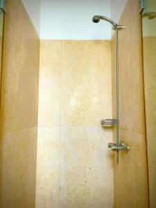 赫尔格达South Marina Apartment Wi-Fi available的浴室内配有淋浴和头顶淋浴