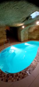 圣劳伦斯Ta Majsi farmhouse with indoor heated pool的洞穴里的一个大型蓝色游泳池