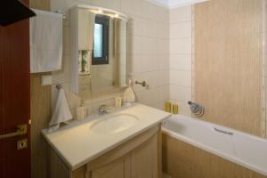 韦里亚Luxury Dafnis House的浴室配有盥洗盆和浴缸。