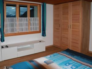 坎德施泰格Energy Lodge的一间卧室设有一张床和一个窗口