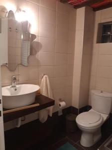 波多河丽Angelique Όμορφο διαμέρισμα στο Porto Heli的浴室配有白色卫生间和盥洗盆。