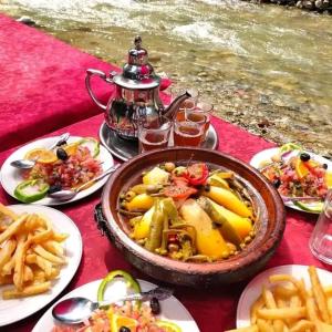 Souk Jemaa des Oulad AbbouKhaima的红色桌布上带食物盘的桌子