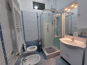 卡斯特拉纳格罗泰Casa di Sofia的带淋浴、卫生间和盥洗盆的浴室
