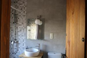 Los NavalucillosCasa Rural "La Cerecera"的一间带水槽、卫生间和镜子的浴室