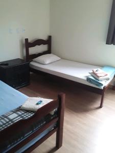 尤西德福拉Star Hotel的一间小卧室,配有一张床和一把椅子