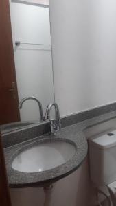 尤西德福拉Star Hotel的一间带水槽和卫生间的浴室