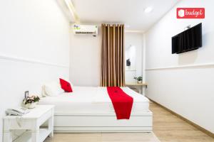 头顿Khanh Linh Hotel的白色的客房配有床和电视