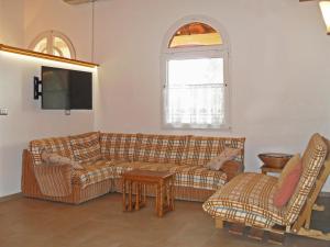库特罗菲安诺Terreno Ro-Bi-Li Ferienwohnung的带沙发和平面电视的客厅