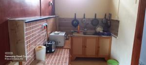 马埃堡Chez Mimi的一个带水槽和柜台的小厨房