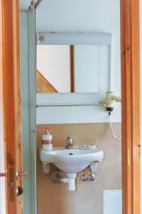 劳拉斯玛Samblatalu Homestay的一间带水槽和镜子的浴室