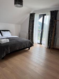 莫伊西德约斯Transylvania House的一间卧室配有一张床,铺有木地板