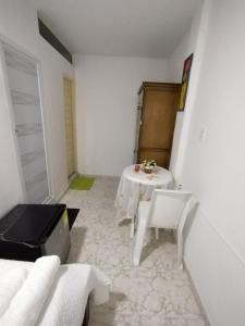 卡塔赫纳HABITACION CERCA DE LA UNIVERSIDAD DEL Sinu的白色的房间,配有桌椅
