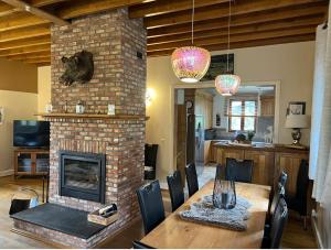 斯塔沃洛BeautifulStay IN Stavelot的客厅设有砖砌壁炉和木桌。