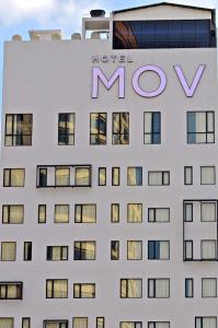 吉隆坡吉隆坡MOV酒店的建筑一侧的酒店标志