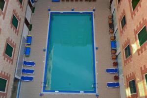 马斯喀特苎麻集团盖斯特林酒店的大楼中央的大型游泳池