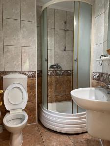 康斯坦察康斯坦察埃德尔别墅酒店的浴室配有卫生间、浴缸和水槽。