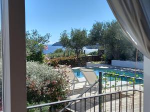 卡达克斯Casa Margot2的从房子的阳台上可欣赏到游泳池的景色