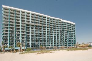 默特尔比奇Landmark Resort 1208的海滩旁的大型酒店
