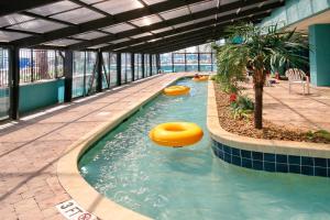 默特尔比奇Landmark Resort 1208的水中有两个充气物体的建筑物中的游泳池