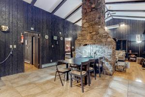 莱克哈莫尼Lake Harmony - Pineknoll Drive Retreat的一间带桌子和石头壁炉的用餐室