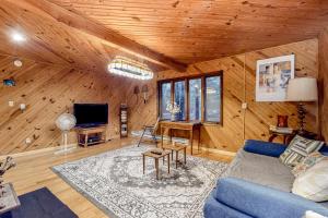莱克哈莫尼Lake Harmony - Pineknoll Drive Retreat的客厅配有蓝色的沙发和电视