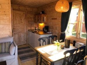 诺托登Lystang Glamping & Cabins的小屋内的厨房配有桌椅