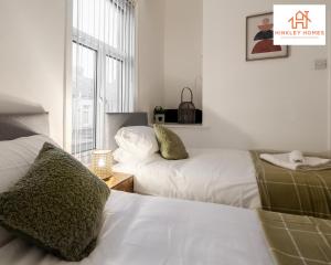 利物浦2 Bedroom House Liverpool- Large & Cosy- Sleeps 5 By Hinkley Homes Short Lets & Serviced Accommodation的一间卧室设有两张床和窗户。