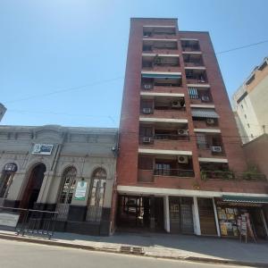 圣米格尔·德·图库玛El apartamento de Teddy的街道边高大的砖砌建筑