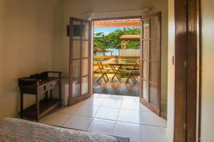 帕拉蒂Geko Pousada Paraty的一间设有一扇门的客房,可通往带桌子的庭院。