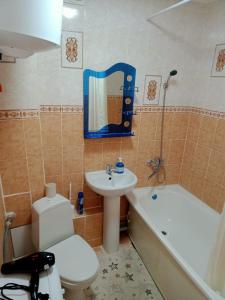 休钦斯克Квартиры的浴室配有卫生间、盥洗盆和浴缸。