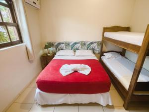 帕拉蒂Geko Pousada Paraty的一间卧室配有两张双层床和红色毯子